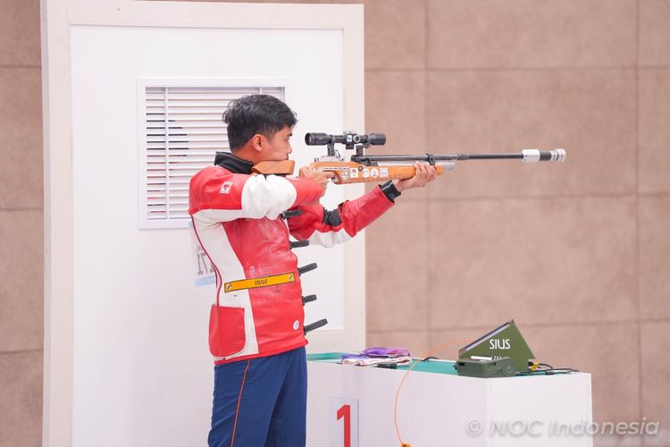 Petembak Indonesia, Muhammad Sejahtera Dwi Putra, saat beraksi pada Asian Games 2022 di Fuyang Yinhu Sports Centre, Senin (25/9/2023). Sejahtera meraih medali emas pertama untuk tim Indonesia. 