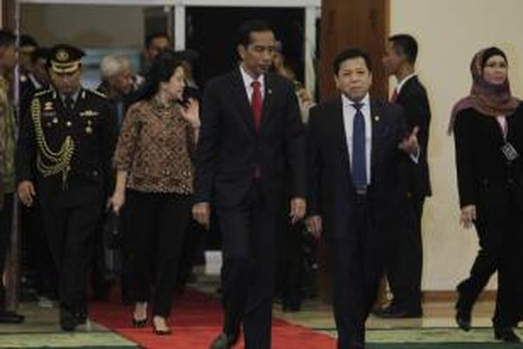 Presiden Joko Widodo didampingi Ketua DPR Setya Novanto (kanan) dan Menteri Koordinator Pembangunan Manusia dan Kebudayaan Puan Maharani (dua kiri), tiba di ruang Nusantara IV gedung MPR/DPR/DPD, Senayan, Jakarta, Senin (6/4/2015). Pertemuan Presiden Jokowi dan DPR ini akan membahas sejumlah isu, salah satunya terkait pencalonan Komjen Badrodin Haiti sebagai Kepala Polri. KOMPAS IMAGES/RODERICK ADRIAN MOZES