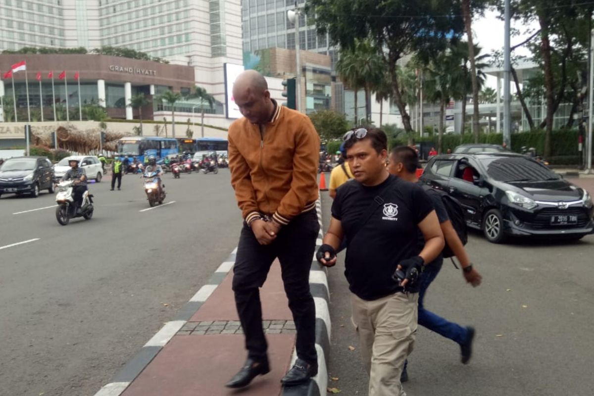 WNA diamuk massa lantaran mengendarai mobil dengan melawan arus, Thamrin, Jakarta Pusat, Rabu (15/5/2019)