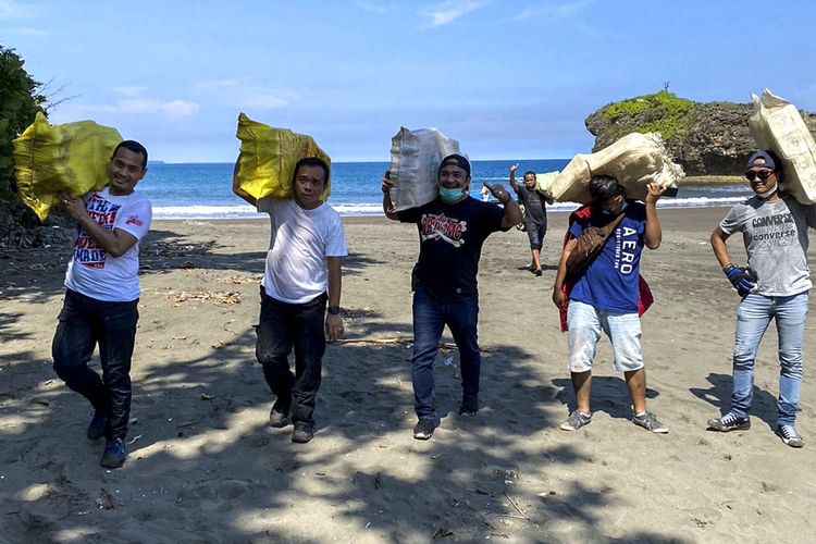 Tim Direktorat Reserse Narkoba Polda Jawa Barat mengamankan barang bukti narkotika jenis sabu saat menggagalkan penyelundupan sabu melalui jalur laut di Pantai Mandasari, Kecamatan Parigi, KabupatenPangandaran, Jawa Barat, Rabu (16/3/2022). Direktorat Reserse Narkoba Polda Jawa Barat menggagalkan penyelundupan sabu dari Iran sebanyak satu ton dan mengamankan empat orang pelaku.