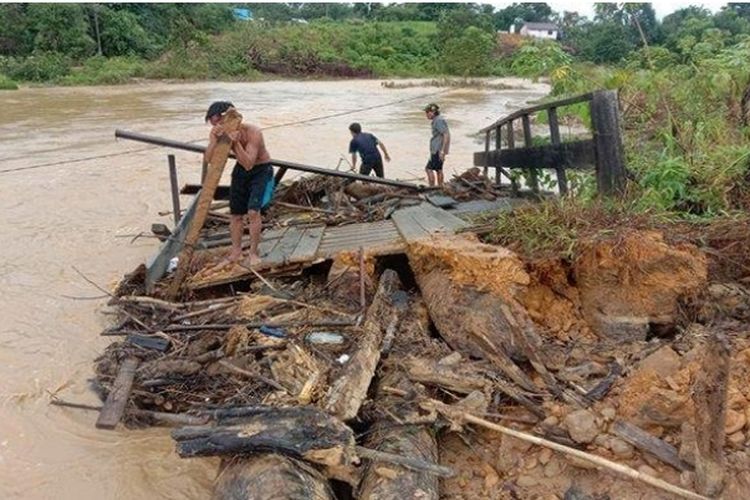 Tanah longsor disertai banjir bandang terjadi di Bukit Muran, Desa Kemantan, Kecamatan Sepauk, Kabupaten Sintang, Kalimantan Barat (Kalbar), Jumat (4/2/2022) pukul 04.00 WIB. Kepala Badan Penanggulangan Bencana Daerah (BPBD) Sintang, Bernhard Saragih mengatakan, seorang anak dilaporkan tewas, sementara orangtuanya dirawat di rumah sakit.