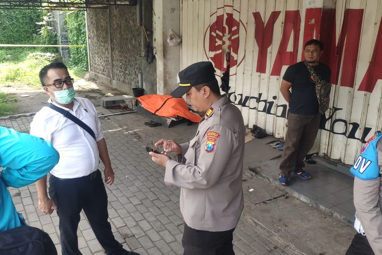 Polisi melakukan olah TKP di lokasi penemuan seorang pria tergeletak penuh darah dengan kondisi tak bernyawa di depan ruko eks dealer sepeda motor, Jalan Karel Sadsuitubun, Kecamatan Sukun, Kota Malang, Jawa Timur pada Senin (27/11/2023).