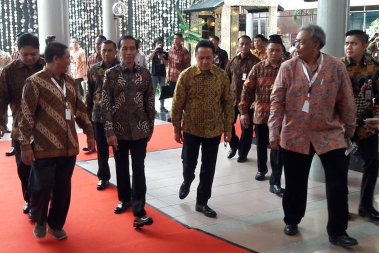 Presiden Joko Widodo saat meninjau pameran furniture di JIEXPO, Kemayoran, Jakarta Pusar, Sabtu (11/3/2017).