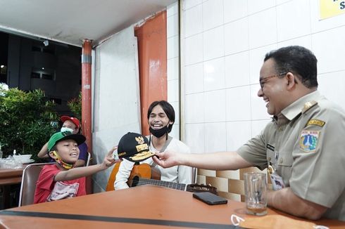 Anies Blusukan ke Warung Sate, Berikan Topi Gubernur untuk Anak Seorang Pengamen