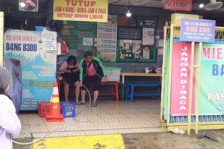 Tampak depan kedai bakmi di Kwitang, Jakarta Pusat, yang viral akibat pelanggannya parkir liar, Rabu (8/2/2023). (KOMPAS.com/XENA OLIVIA)