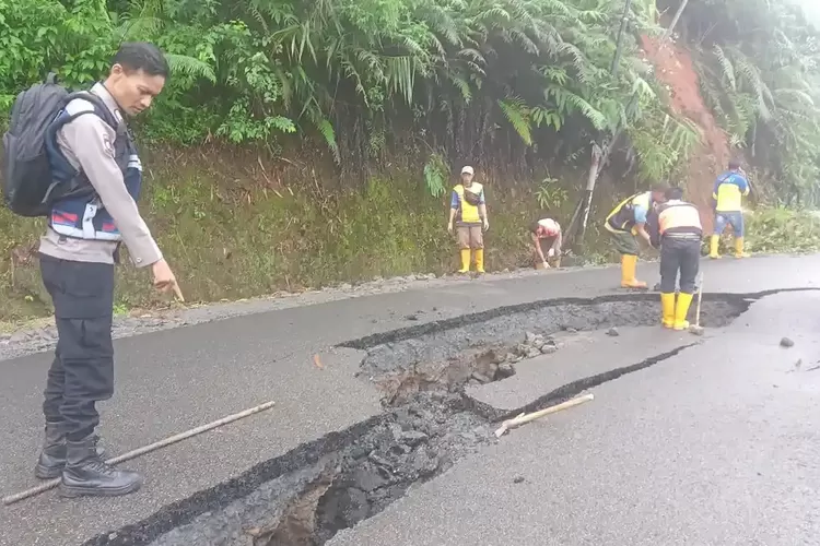 Baru Diperbaiki Februari 2026, Jalan Raya Sukabumi-Banten di Cisolok Kembali Ambles