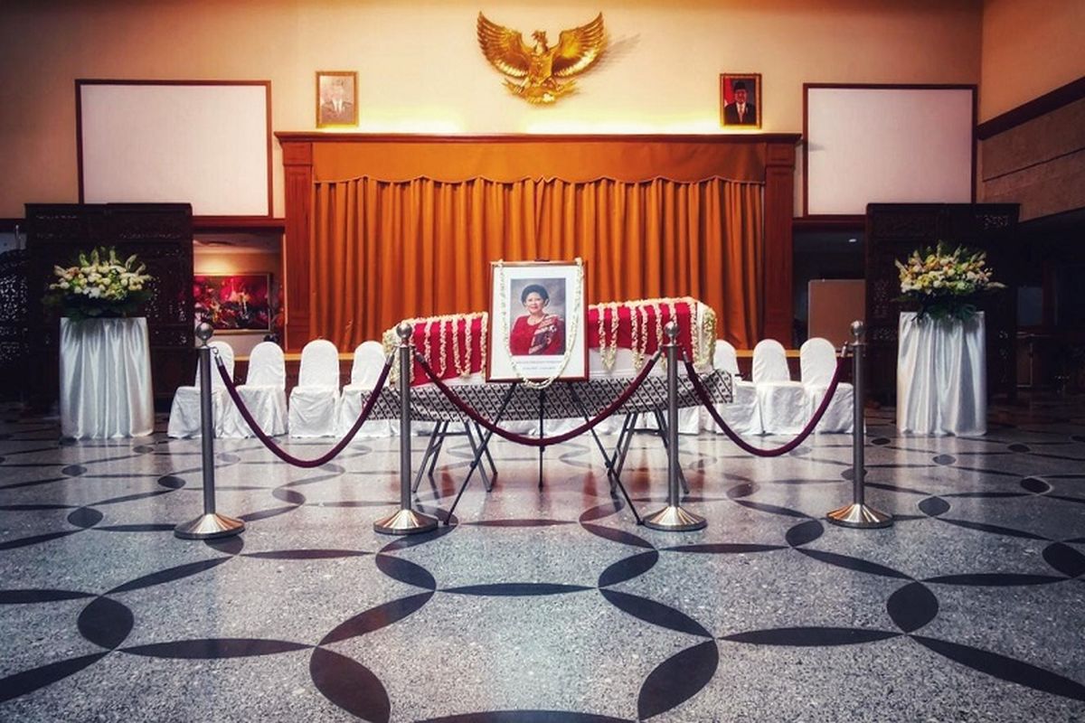 Mantan Ibu Negara Ani Yudhoyono disemayamkan di KBRI Singapura, Sabtu sore (1/6/2019). (Kompas.com/Ericssen)