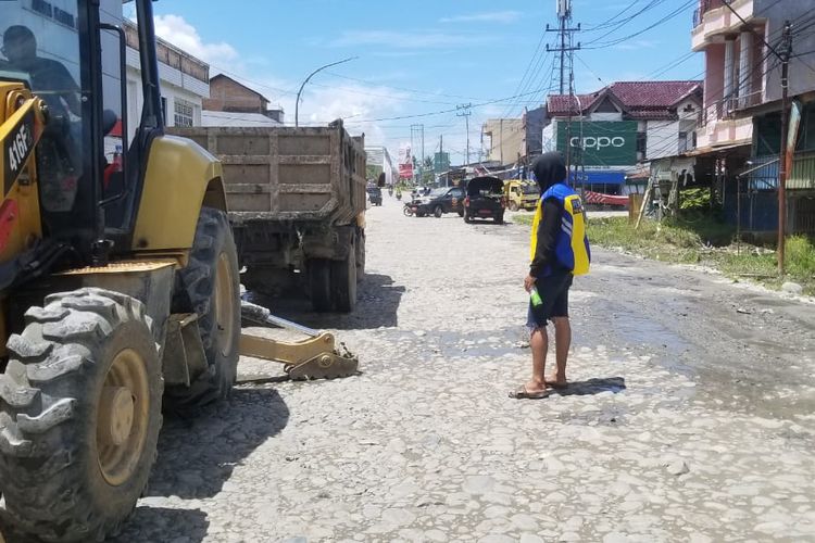 Terlihat aktivitas perbaikan jalan di salah satu ruas jalan di Kabupaten Luwu Utara yang rusak akibat diterjang banjir bandang pada Juli 2020.