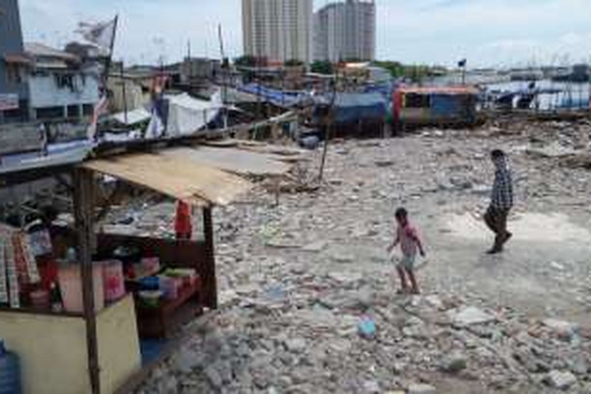 Rabu (4/5/2016), warga Pasar Ikan yang masih bertahan mulai membangun belasan gubuk di pinggir pelabuhan Sunda Kelapa