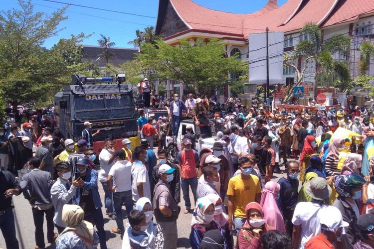 Ribuan masyarakat Pesisir Selatan buat petisi agar bupati tidak dieksekusi, Rabu (17/3/2021) di Painan, Pesisir Selatan, Sumatera Barat