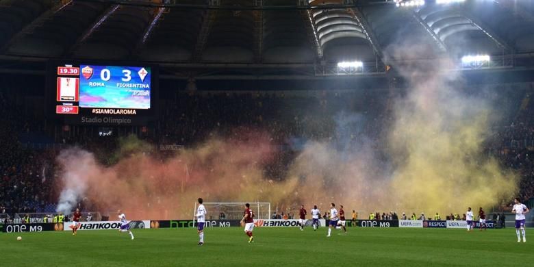 Pelemparan bom asap mewarnai kekalahan telak AS Roma dari Fiorentina di leg kedua babak 16-besar Europa League, Kamis atau Jumat (20/3/2015).