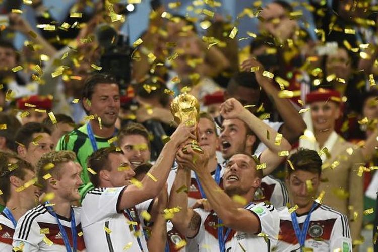 Para pemain Jerman menggenggam trofi Piala Dunia ketika merayakan kesuksesan mereka menjadi juara Piala Dunia 2014 setelah menang 1-0 atas Argentina di final, Minggu (13/7/2014) di Maracana Stadium di Rio de Janeiro, Brasil.