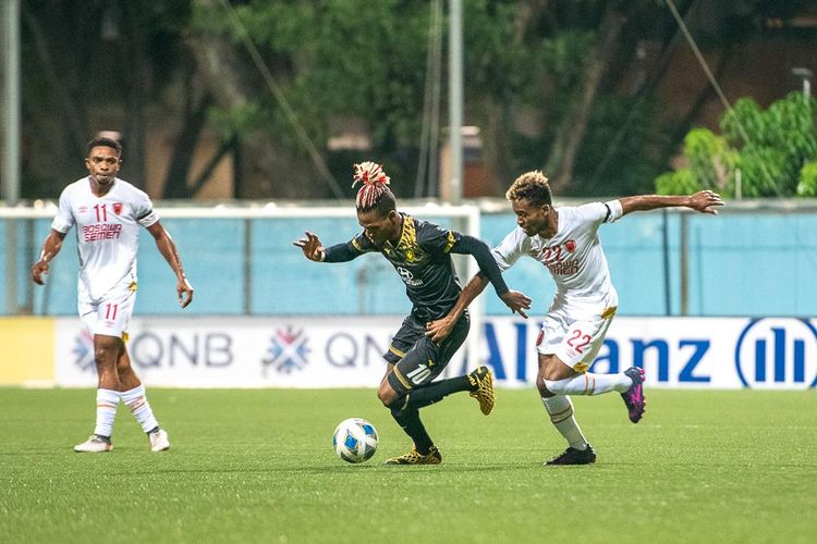 Jordan Webb tengah melakukan akselerasi menggiring bola melewati Yakob Sanuri dalam pertandingan Tampines Rovers vs PSM Makassar, Rabu (12/2/2020).