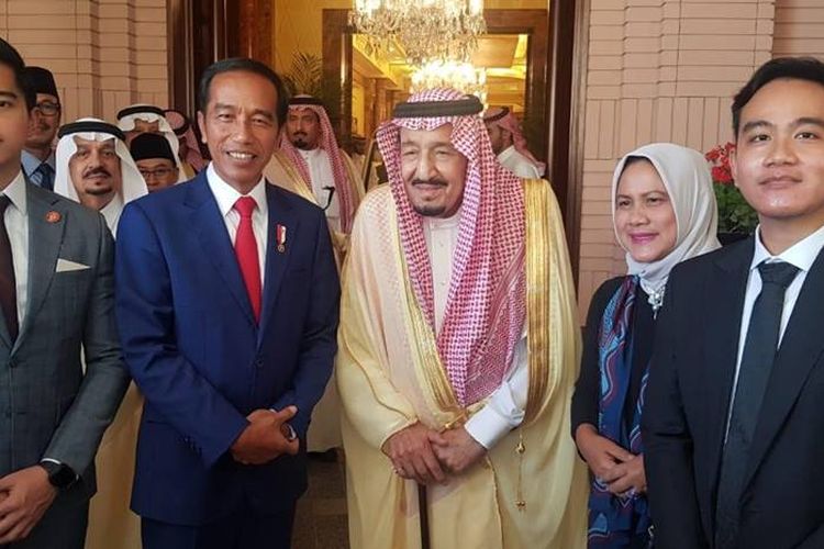 Presiden Joko Widodo dan istrinya Iriana Jokowi serta kedua putranya Gibran Rakabuming Raka dan Kaesang Pangarep saat bertemu dengan Raja Salman bin Abdulaziz al-Saud di Istana Pribadi Raja di Riyadh, Arab Saudi, 14 April 2019.