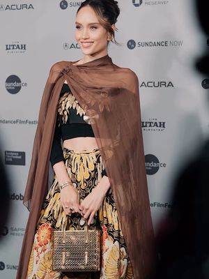 5 Detail Gaya Cinta Laura di Sundance Festival 2026, Kenakan Busana Batik