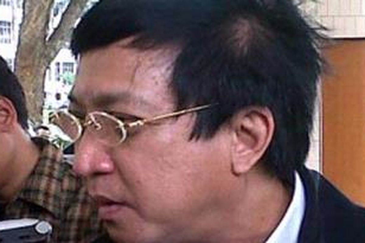 Yohanes Wawarontu, mantan Dirut PT Sarana Rekatama Dinamika seusai menjalani pemeriksaan sebagai saksi terkait keterlibatan Yusril Ihza Mahendra dan Hartono Tanoesoedibyo dalam kasus dugaan korupsi biaya akses Sisminbakum di Kejagung, Rabu (30/6/2010)