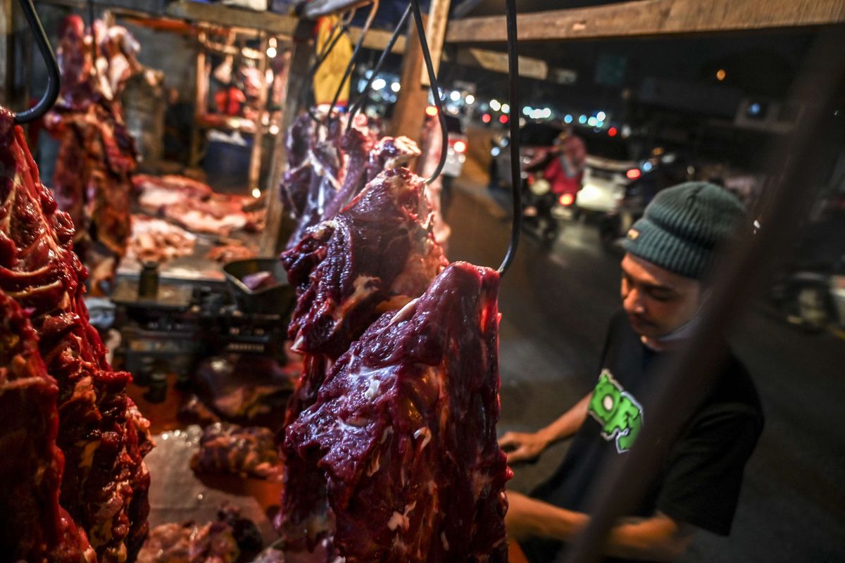 Pedagang memotong daging sapi untuk ditimbang di Pasar Cisalak, Depok, Jawa Barat, Sabtu (30/4/2022). Kemendag mencatat daging sapi mengalami kenaikan cukup tinggi jelang lebaran Idul Fitri 1443 H, di mana daging sapi segar secara nasional tercatat naik Rp10.777 per kilogram setara 7,72 persen menjadi Rp139.600 per kilogram dan daging beku sebesar Rp106.100 per kilogram atau naik 4,43 persen.