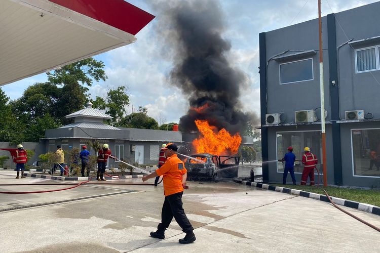 Minibus Ertiga yang terbakar di SPBU Perawas Belitung, Selasa (15/8/2023).