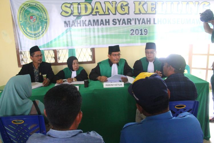Sebanyak 28 pasangan suami istri (Pasutri) di Kecamatan Muara Dua, Kota Lhokseumawe, yang menikah saat konflik terjadi di Aceh, mengikuti nikah isbat di Kantor Urusan Agama Muara Dua, Lhokseumawe, Kamis (19/9/2019). 