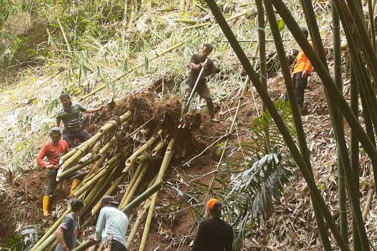 Jalan Raya Soreang-Ciwidey, Kabupaten Bandung sempat tertutup beberapa jam akibat longsor yang terjadi pada Rabu (1/3/2023). Selain material tanah, longsor tersebut disertai pohon tumbang. Video insiden longsor tersebut, viral di media sosial lantaran menyebabkan macet yang cukup panjang. Video yang diunggah oleh salah satu akun Instagram tersebut, memperlihatkan sejumlah pohon bambu terbawa longsor dan menutupi Jalan Raya Soreang - Ciwidey selama beberapa saat.