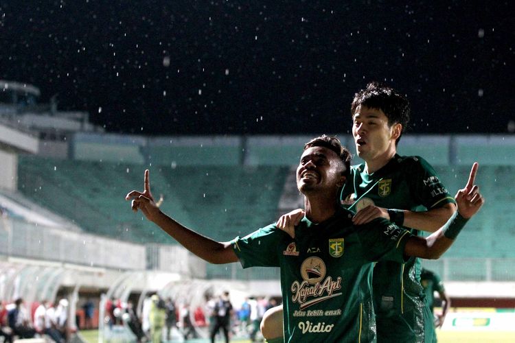 Pemain Persebaya Surabaya Alwi Slamat dan Taisei Marukawa melakukan selebrasi seusai menjebol gawang Persiraja Banda Aceh pada pekan 10 Liga 1 2021-2022 yang berakhir dengan skor 2-0 di Stadion Maguwoharjo Sleman, Minggu (31/10/2021) malam.