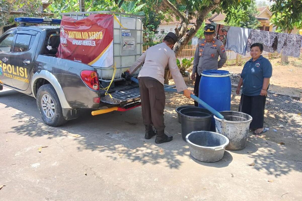 Mobil patroli Polsek Gandusari Jajaran Polres Trenggalek dimodifikasi dengan tandon air, guna distribusi air bersih ke warga Desa Wonoanti Gandusari Trenggalek yang terdampak kekeringan, Jumat (13/09/2024).
