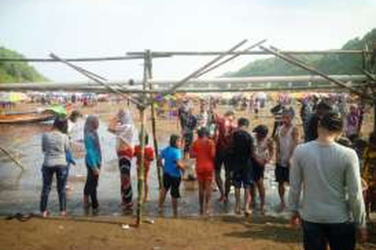 Para wisatawan pantai Baron Gunungkidul saat melaksanakan tradisi Padusan dengan mandi di Shower yang terbuat dari Pralon