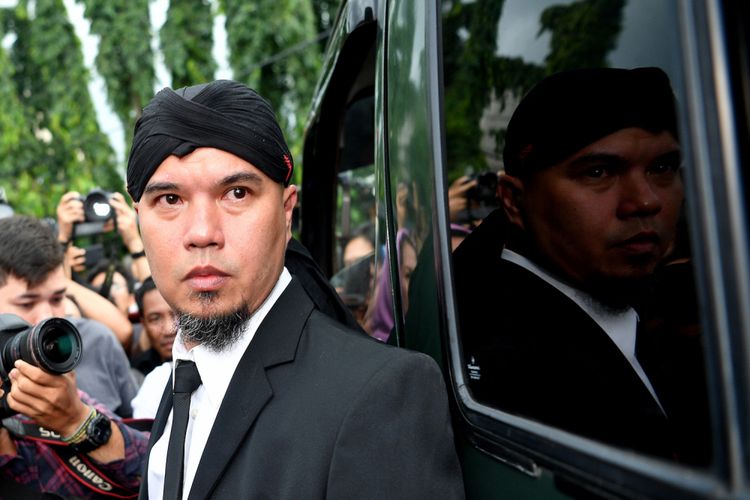 Terpidana kasus ujaran kebencian Ahmad Dhani berjalan menuju mobil tahanan seusai menjalani sidang putusan di Pengadilan Negeri Jakarta Selatan, Jakarta, Senin (28/1/2019). Majelis hakim memvonis Ahmad Dhani dengan hukuman satu tahun enam bulan penjara, dan atas putusan hakim tersebut kejaksaan langsung menahan terpidana. 