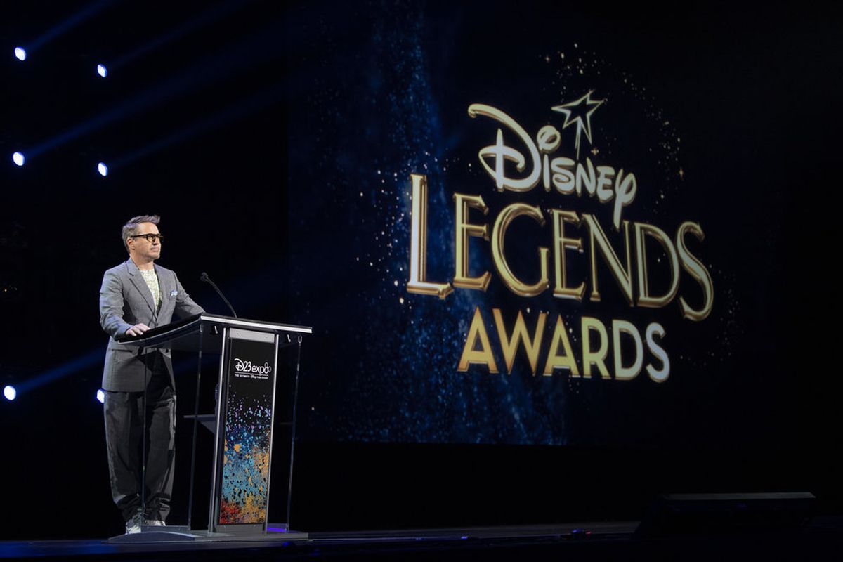 Aktor Robert Downey Jr memberi sambutan pada penganugerahan Disney Legends di D23 Expo yang digelar di Anaheim Convention Center, Anaheim, California, Jumat (23/8/2019).