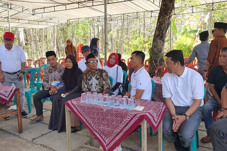 Ayah Tang Aulia Delfi Safitri, Sinom (baju Batik) berbincang dengan Bupati Gunungkidul Sunaryanta di Bayat, Klaten, Jawa Tengah. Sabtu (12/8/2023)