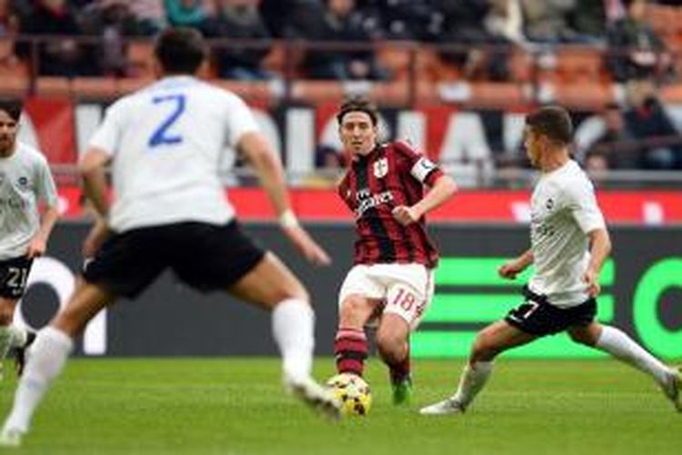 Penampilan gelandang AC Milan, Riccardo Montolivo, saat melawan Atalanta, pada pertandingan lanjutan Serie-A, Minggu (18/1/2015). 