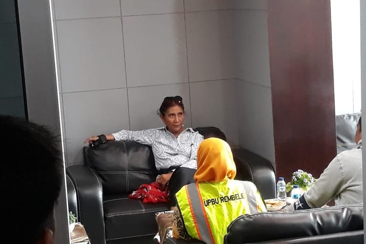 Mantan Menteri Kelautan dan Perikanan, Susi Pudjiastuti saat berada di ruang VIP Bandar Udara Rembele, Senin (17/2/2020).