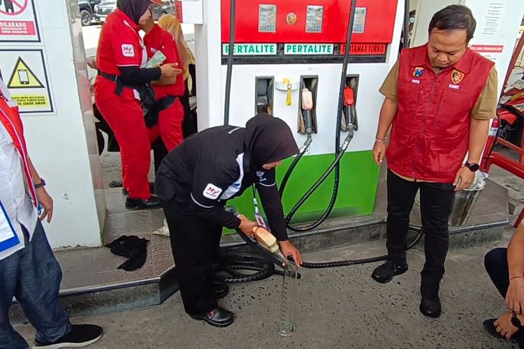 Polda Jawa Timur dan pihak Pertamina mengecek kondisi bahan bakar minyak (BBM) Pertalite di SPBU Kebonsari, Surabaya pada Kamis (30/10/2025).