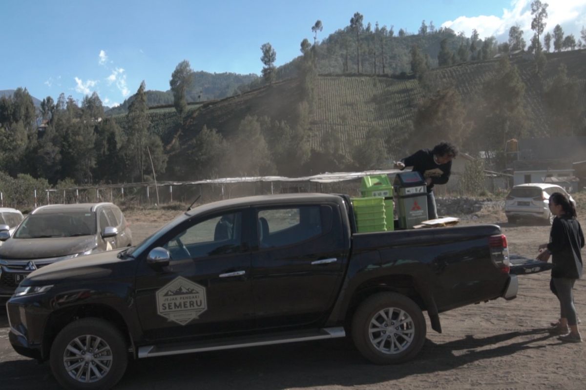 Ekspedisi Jejak Pendaki Semeru juga dimanfaatkan untuk berbagi kepada masyarakat Ranu Pani di kaki gunung Semeru dengan memberikan tong sampah dan meja belajar lipat