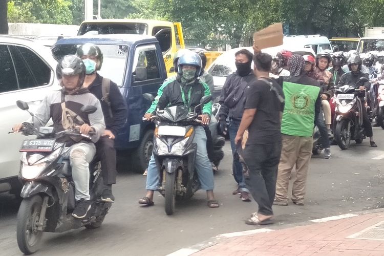 sweeping ojol di stasiun Pal Merah Jakarta Barat, Jumat (28/2/2020)