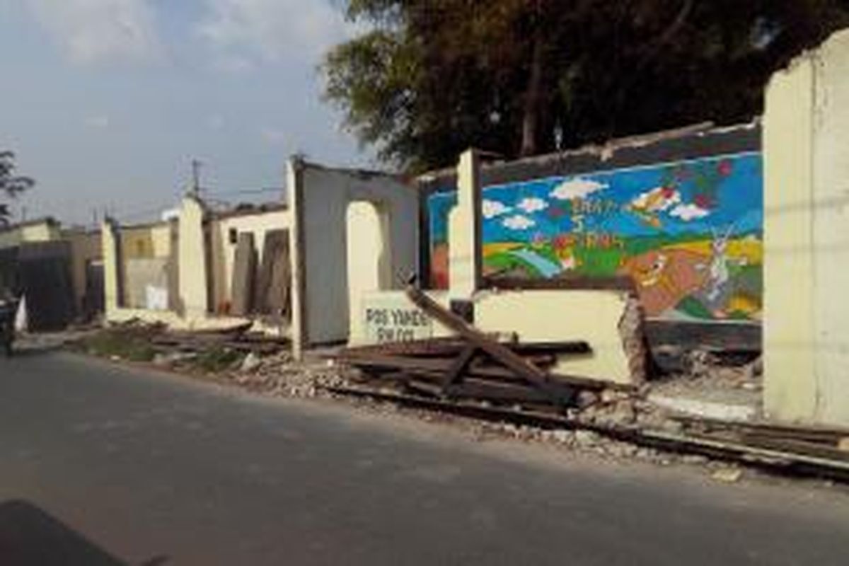 Kantor Pos RW 11 di Kelurahan Duri Pulo juga dibongkar, Senin (23/2/2015). 
