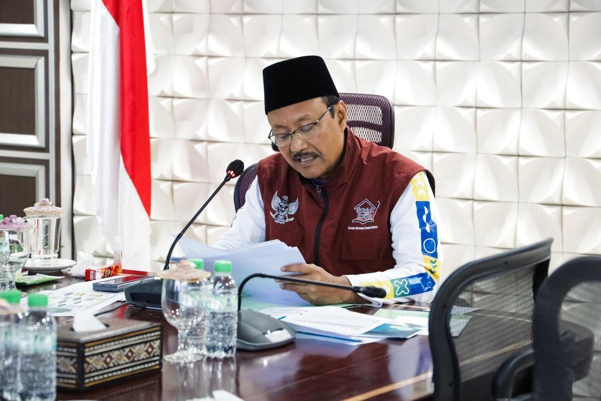 Menteri Sosial Saifullah Yusuf dalam Rapat Koordinasi (Rakor) Percepatan Implementasi Program Pemerintah Pusat di Provinsi Nusa Tenggara Timur (NTT) secara virtual di Kantor Kementerian Sosial (Kemensos), Jakarta, Rabu (6/8/2025).
