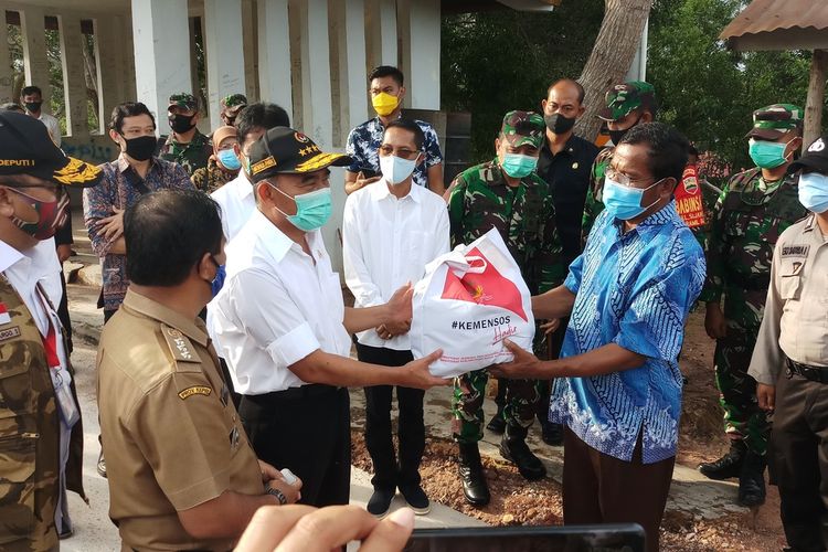 Menteri Koordinator Bidang Pembangunan Manusia dan Kebudayaan (Menko PMK) Muhadjir Effendy mengunjungi mess perawat yang berada satu komplek dengan RS Khusus Infeksi Covid-19 di Pulau Galang, Batam, Kepulauan Riau (Kepri).