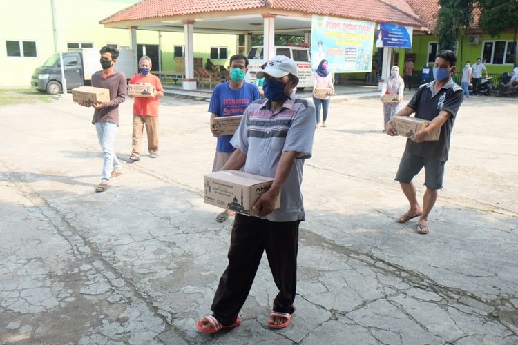 AHM memberikan paket sembako kepada masyarakat