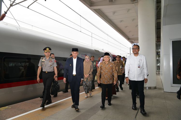 Wakil Presiden Ma'ruf Amin menggunakan kereta cepat untuk melaksanakan kunjungan kerja ke Bandung, Selasa (23/4/2024).