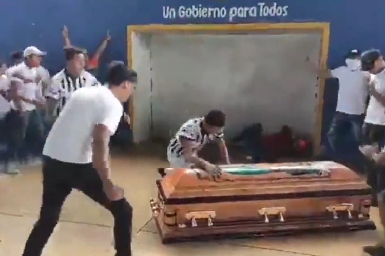 Tangkapan layar dari video yang memperlihatkan kegembiraan teman-teman Alexander Martinez Gomez ketika melihatnya mencetak gol dari peti mati di Meksiko. Gomez tewas setelah kepalanya ditembak polisi dalam sebuah insiden Selasa (9/6/2020).