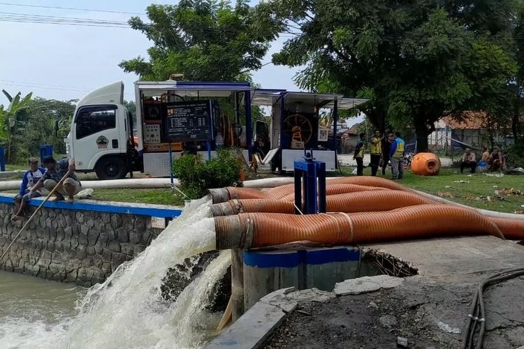 Mobil pompa kapasitas ribuan air ditempatkan di pintu air sungai tersier Kecamatan Gajah, Minggu (24/3/2024).