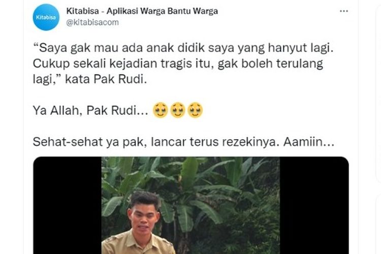 Tangkapan layar video pak Rudi saat menyebrangi sungai dengan siswanya.