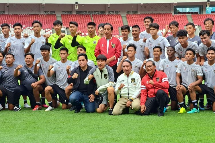 Presiden Joko Widodo berfoto bersama skuad tim nasional Indonesia U-20 di Stadion Utama Gelora Bung Karno, Jakarta, Sabtu (1/4/2023).