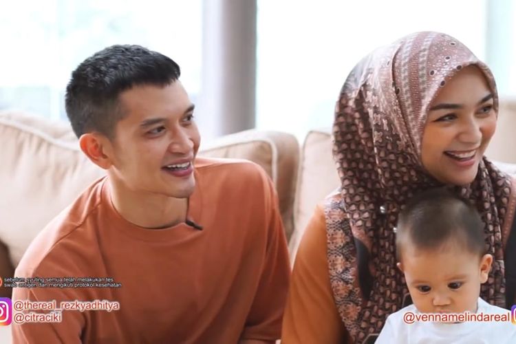 Rezky Adhitya dan Citra Kirana sedang berbincang dengan Venna Melinda