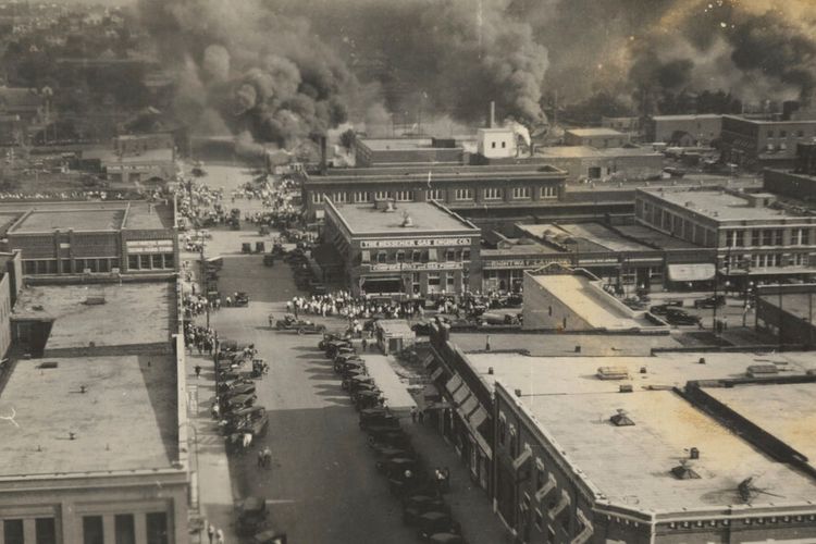 Foto ini disediakan oleh Department of Special Collections, McFarlin Library, The University of Tulsa menunjukkan kerumunan orang yang menyaksikan kebakaran selama 1 Juni 1921, Tulsa Race Massacre di Tulsa, Okla. 