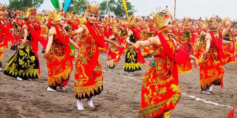 Upaya Pemerintah Kabupaten Banyuwangi melestarikan gandrung dimulai dengan memperkenalkan tari tersebut kepada khalayak. Sebanyak 1.053 pasang penari gandrung dilibatkan dalam Paju Gandrung Sewu di Pantai Boom Banyuwangi, Jawa Timur, Sabtu (23/11/2013).