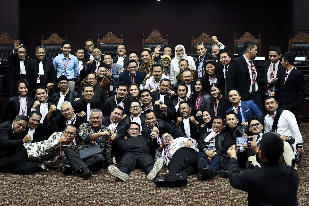 Peserta sidang berfoto bersama usai mengikuti sidang Perselisihan Hasil Pemilihan Umum (PHPU) presiden dan wakil presiden di Gedung Mahkamah Konstitusi, Jakarta, Jumat (21/6/2019). Sidang tersebut beragendakan mendengar keterangan saksi dan ahli dari pihak terkait yakni paslon nomor urut 01 Joko Widodo (Jokowi)-Maruf Amin. ANTARA FOTO/Galih Pradipta/hp.