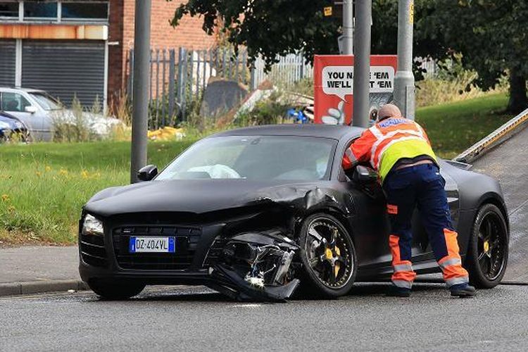 Mobil Audi N8 milik striker Manchester City, Mario Balotelli, yang ringsek setelah terlibat dalam kecelakaan pada 2011.