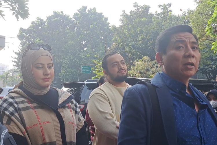Tasyi Athasyia dan suaminya, Syech Zaki, dan kuasa hukumnya, Sandy Arifin, di Polda Metro Jaya, Jumat (21/7/2023).